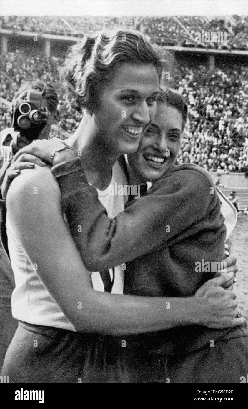 Giochi olimpici - Berlino 1936 - finale femminile di 100 milioni. L'atleta americano Helen Stephens (a sinistra) è abbracciato dall'alto jumper americano Alice Arden, dopo che Stephens ha vinto l'oro nella finale olimpica di 100m. Foto Stock