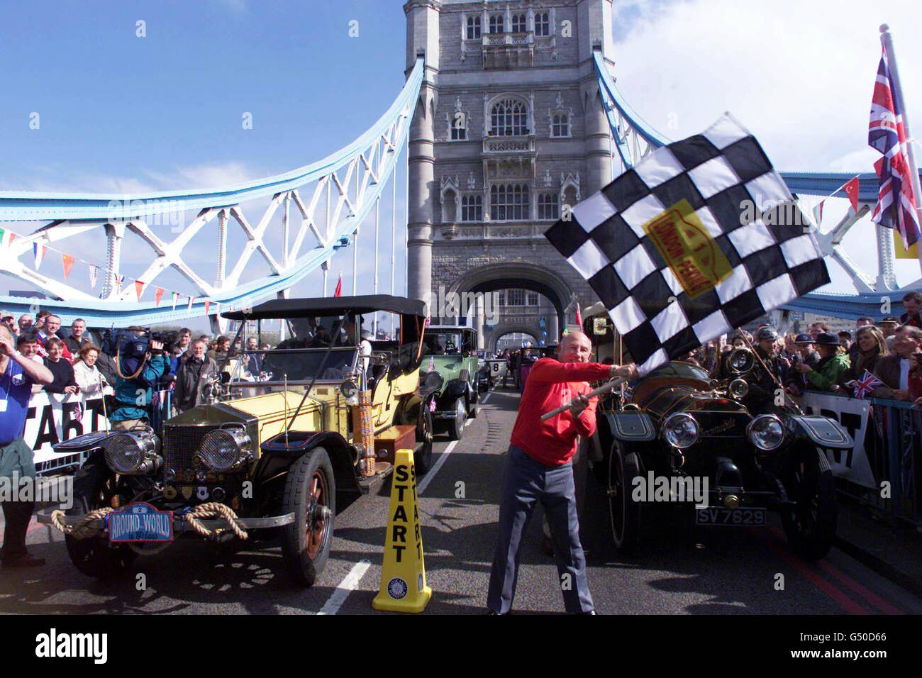 Una delle auto d'epoca del primo rally mondiale, che fu stared da Sir Stirling Moss sul Tower Bridge di Londra. 100 auto d'epoca o classiche, ha iniziato la gara. * il percorso include la Via della Seta per la Cina, il deserto di Taklimaken, poi si è sollevato da Pechino in Alaska, le Montagne Rocciose, il Canada e l'America, per un altro volo da New York a Marrakech, quindi di nuovo al traguardo al Tower Bridge dopo aver costeggiato il deserto del Sahara. Foto Stock