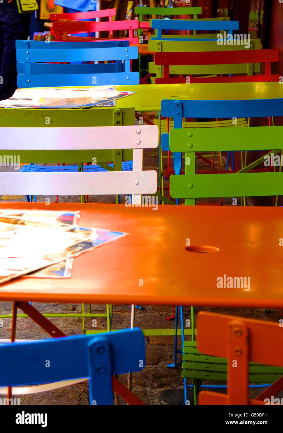 Cafe colorate sedie in Montmartre, Parigi. Foto Stock