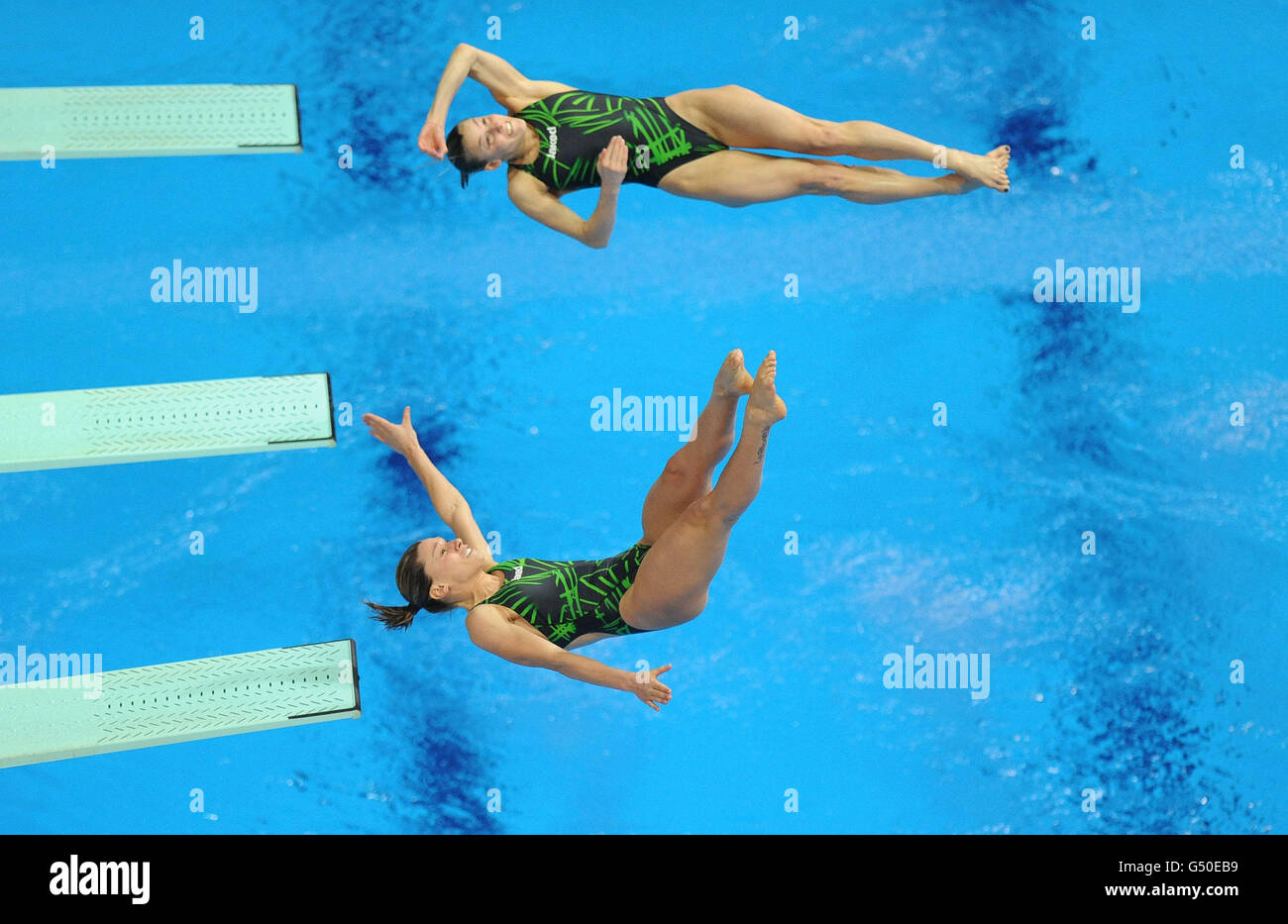 Italys Tania Cagnotto e Francesca Dallape gareggiano nella Springboard sincronizzata da 3 m delle donne durante la XVIII FINA Visa Diving World Cup presso l'Aquatics Center nell'Olympic Park di Londra. Foto Stock