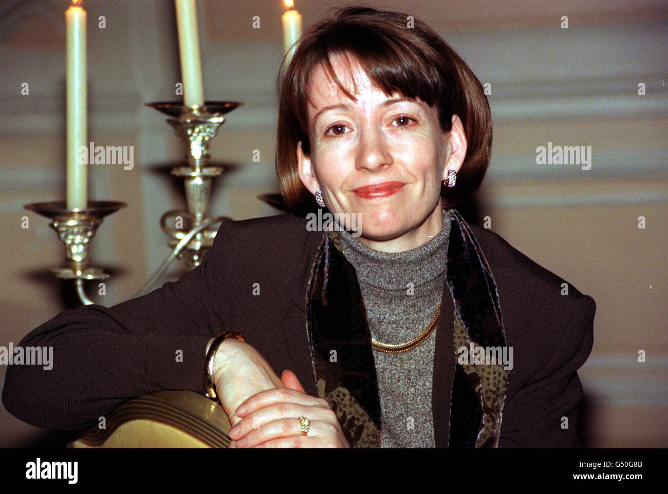 L'autrice Erica James, uno dei sette romanzieri del Parker Romantic Novel of the Year 2000 Awards, si è tenuta al Savoy Hotel di Londra. Foto Stock