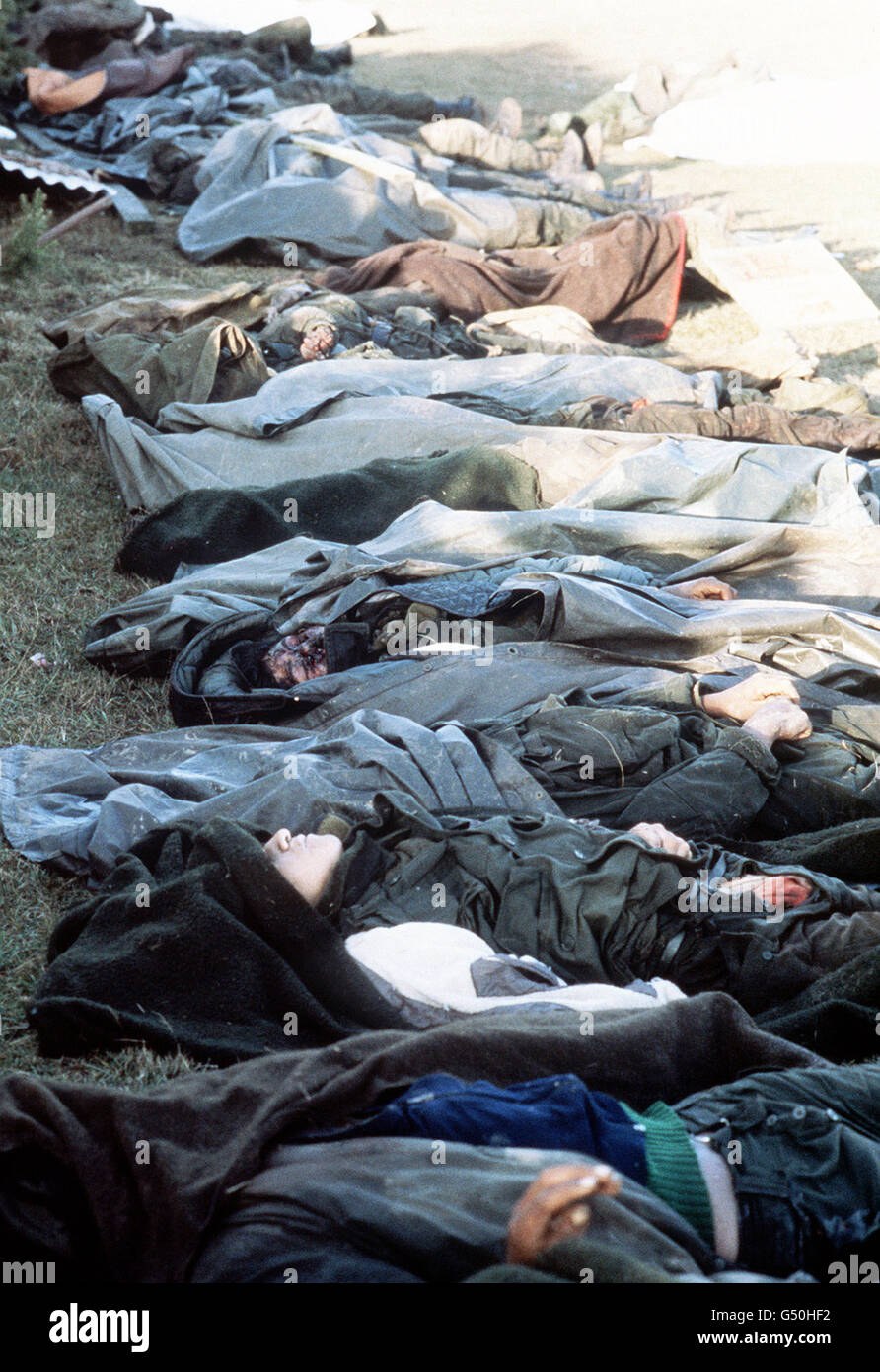 LA GUERRA DELLE FALKLANDS 1982: Truppe argentine che sono morte nella battaglia per Goose Green in attesa di trasporto a Port Darwin per la sepoltura. Goose Green e Port Darwin sono stati riconquistati da 2 Para (2° reggimento di paracadute di battaglione) il 28 maggio 1982. 25/03/02 truppe argentine che morirono nella battaglia per Goose Green sulle Isole Falkland, in attesa di trasporto a Port Darwin per la sepoltura. Il 20° anniversario dell'invasione delle Falklands da parte delle forze argentine sarà il 2 aprile 2002. Foto Stock
