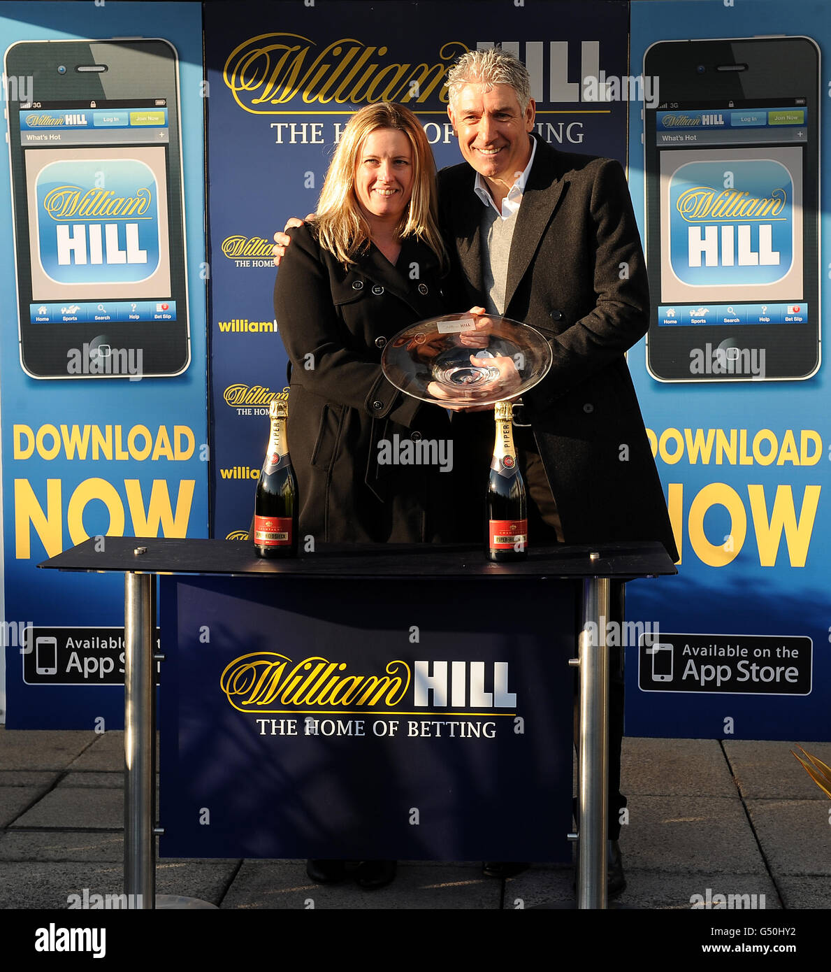 Viene presentato un rappresentante dei proprietari di Grumeti Un trofeo dopo la vittoria nell'hurdle di Dovecote Novices del williamhill.com Foto Stock