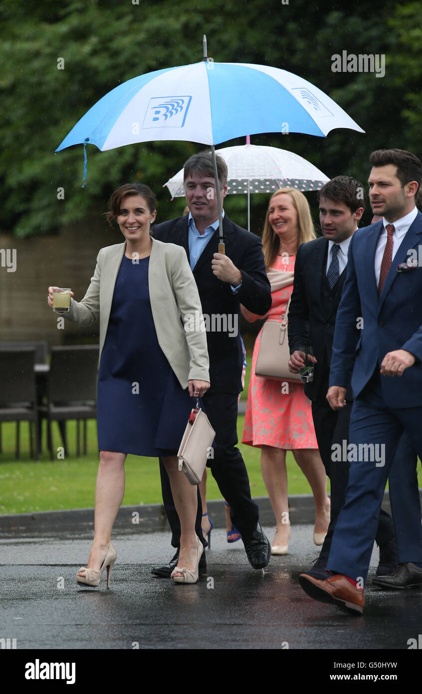 L'attrice Vicky McClure (anteriore) e gli ospiti del Mar Hall resort nel Renfrewshire, per il matrimonio di attore Martin Compston a Tianna Chanel Flynn. Foto Stock