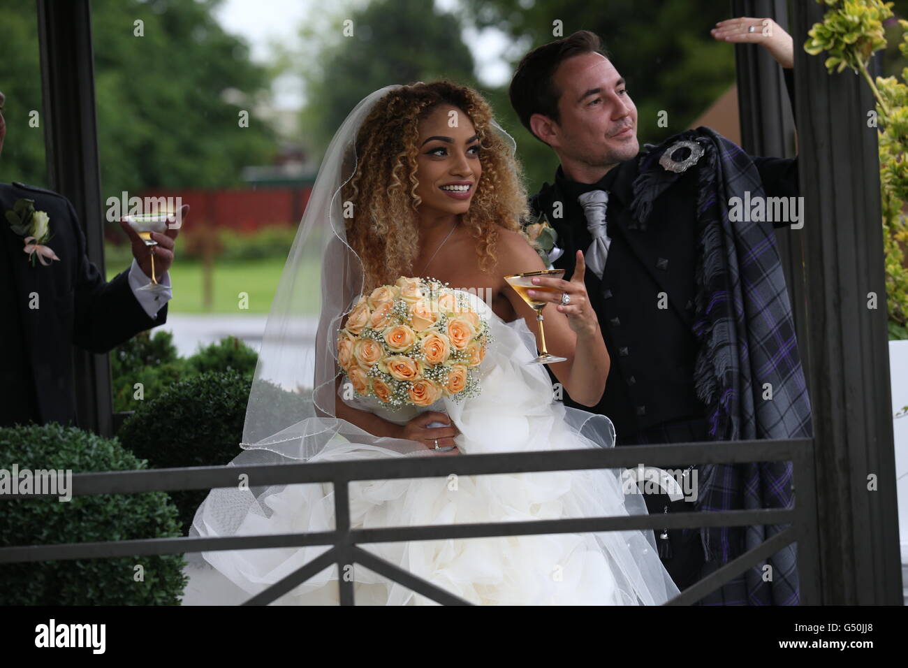 Attore Martin Compston e Tianna Chanel Flynn al Mar Hall resort nel Renfrewshire dopo il loro matrimonio. Foto Stock