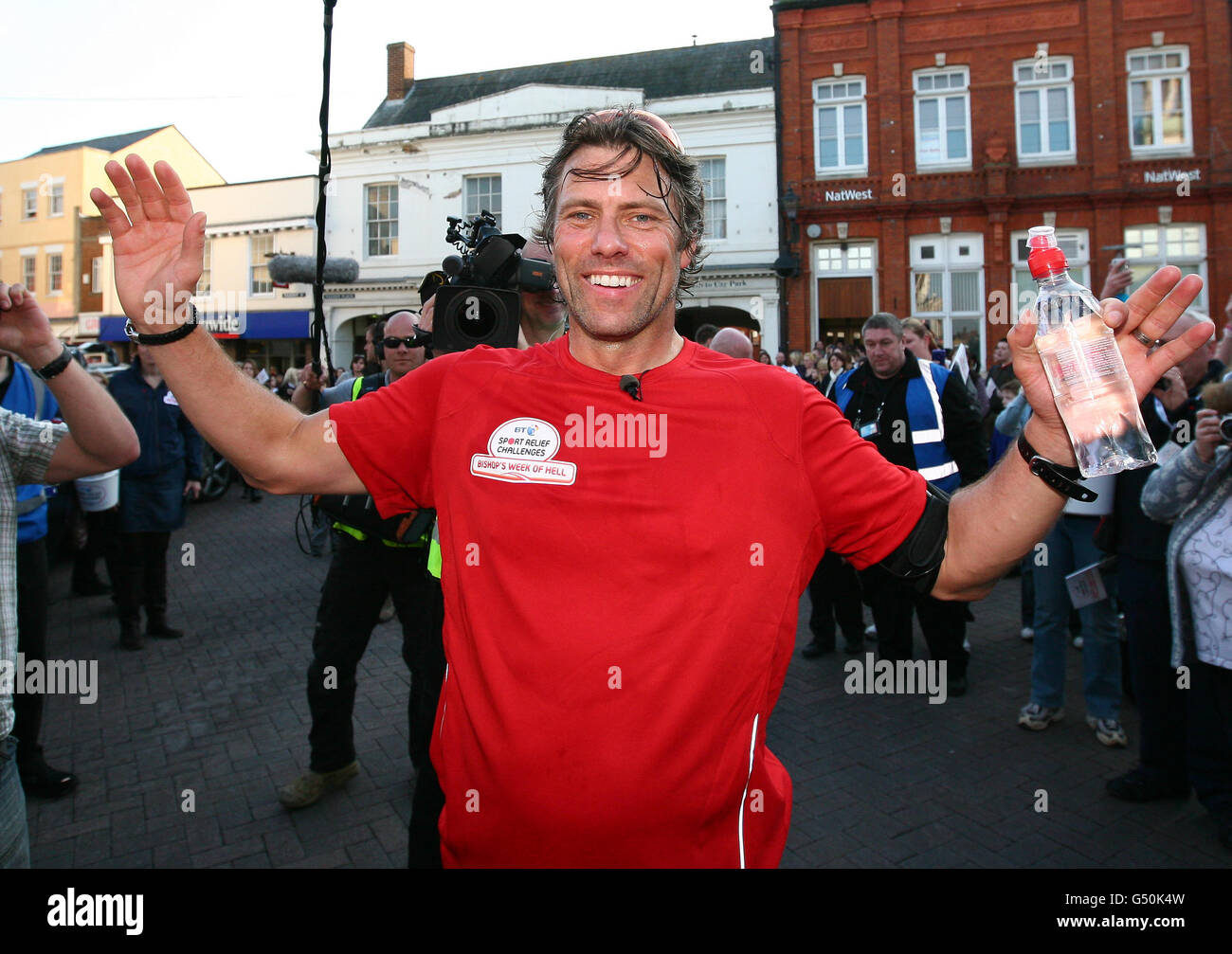 Il comico John Bishop attraversa il traguardo a Faversham, Kent, per completare la prima di tre maratone in tre giorni, sulla terza tappa del suo triathlon di 290 miglia da Parigi a Londra, chiamata Bishop's Week of Hell, in aiuto di Sport Relief. Foto Stock