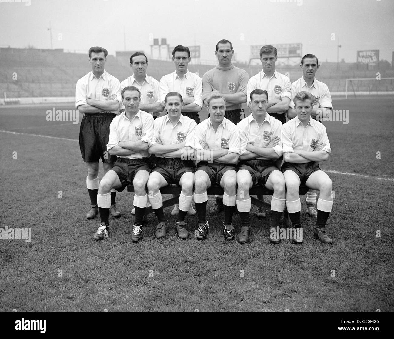 La squadra inglese a giocare il resto del mondo. Il punteggio è terminato 4-4. (Indietro l-r) Jimmy Mullen, Alf Ramsey, Derek Ufton, Gil Merrick, Jimmy Dickinson e Bill Eckersley. (Davanti l-r) Stanley Matthews, Stan Mortensen, Billy Wright, Nat Lofthouse e Albert Chixall. Foto Stock