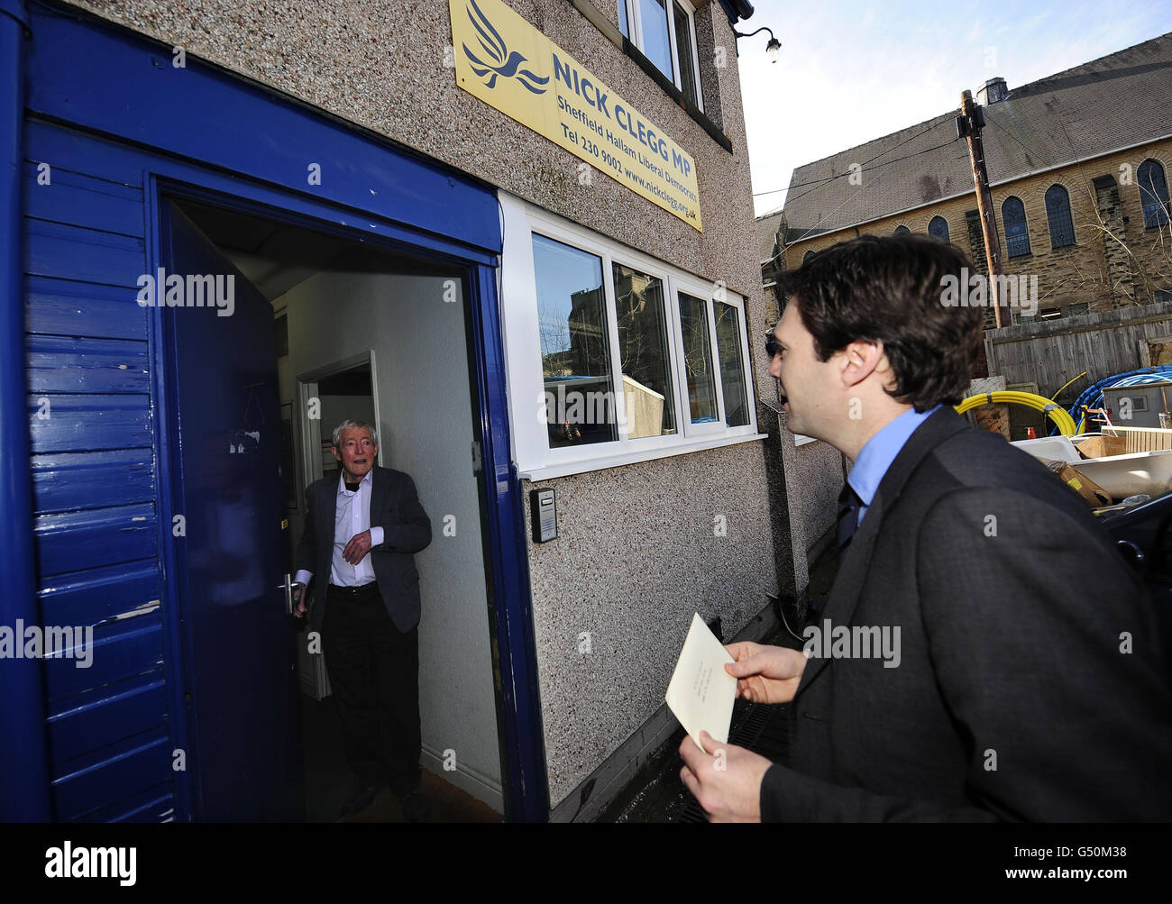 Il segretario ombra per la salute Andy Burnham consegna una lettera mentre guida la caduta la protesta Bill contro le modifiche proposte al NHS tenuto al di fuori della circoscrizione elettorale di Sheffield Hallam del vice primo ministro Nick Clegg. Foto Stock