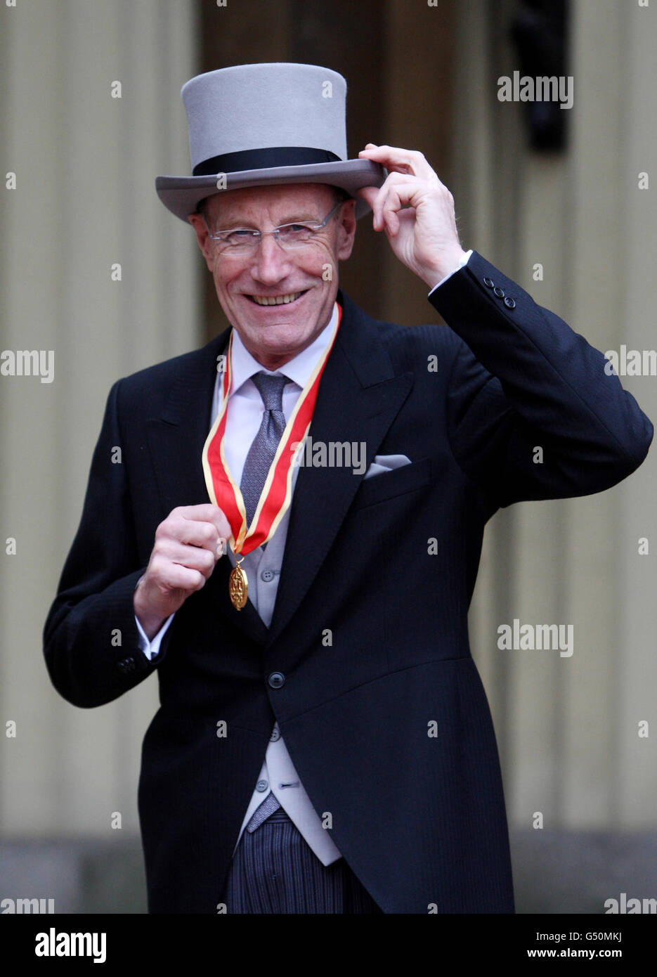 File picture, datata 29 febbraio 2012, Sir John Armitt dopo aver ricevuto il suo cavaliere a Buckingham Palace, Londra. Foto Stock