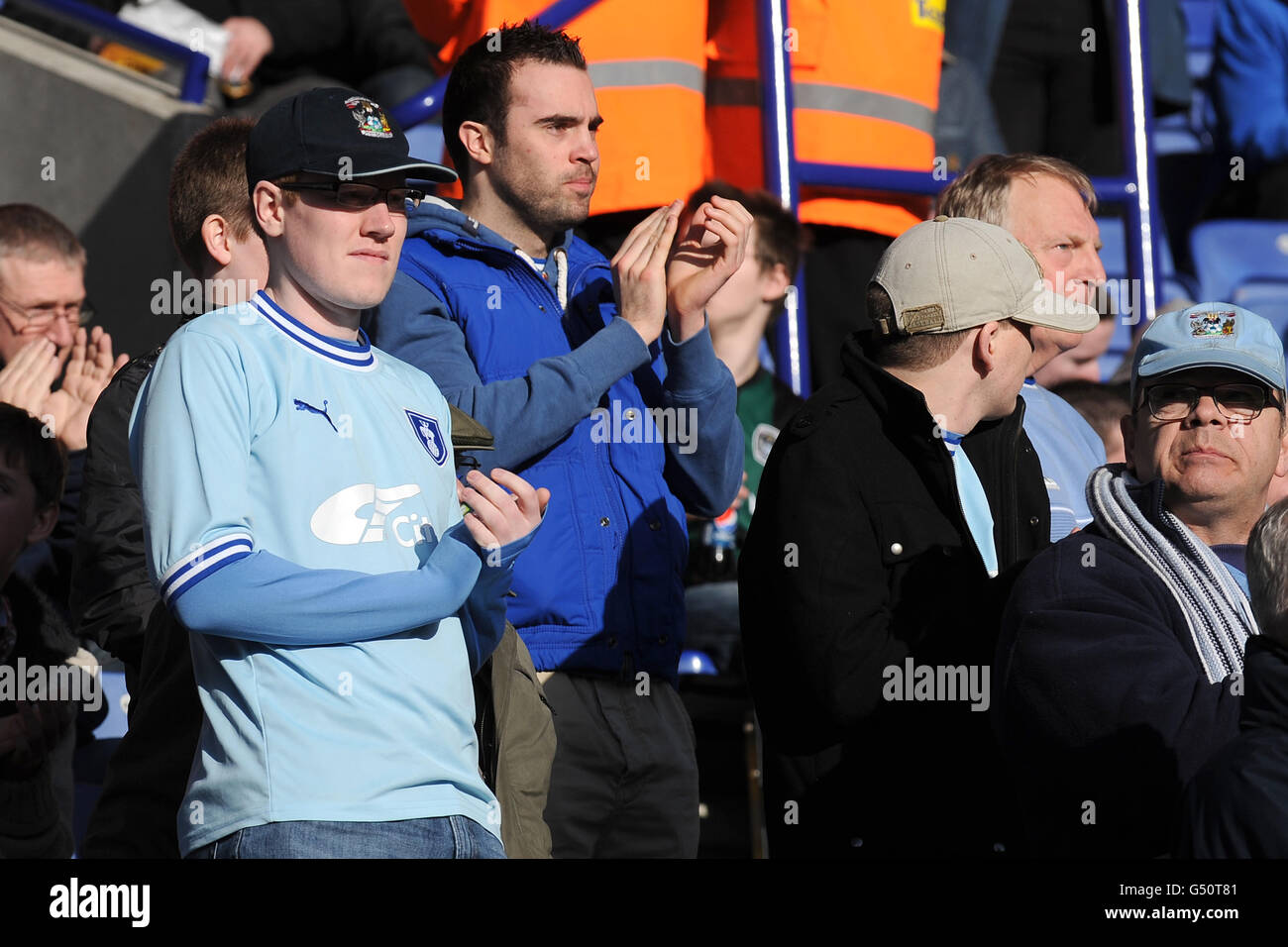 Calcio - Npower Football League Championship - Leicester City v Coventry City - The King Power Stadium. I fan di Coventry City mostrano il loro sostegno negli stand Foto Stock