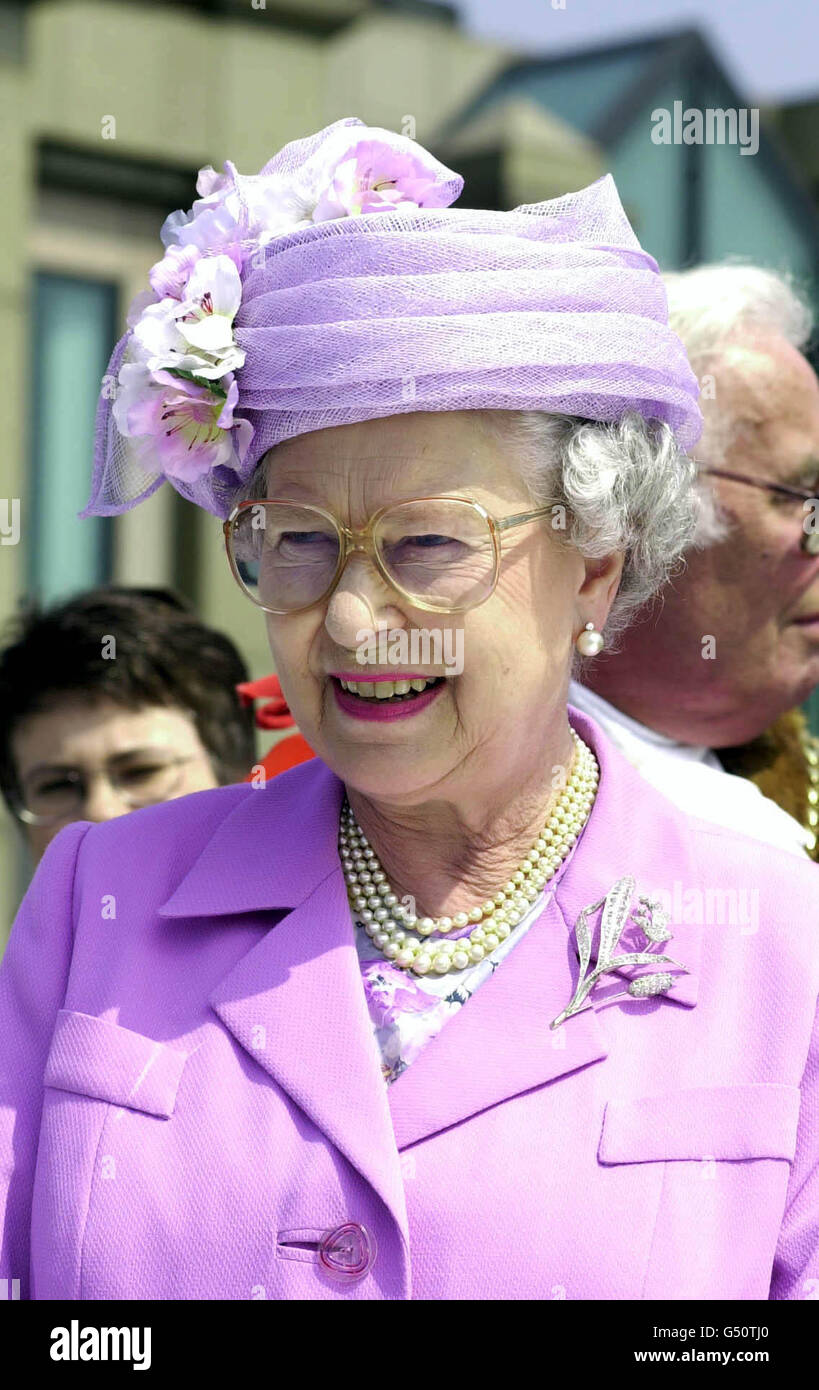 La Regina Elisabetta II della Gran Bretagna ammira il Millennium Bridge di Londra. La Regina si trova sul ponte pedonale sul Tamigi, per aprire ufficialmente il collegamento tra il nord a St. Paul's alla nuova galleria Tate Modern a sud. Foto Stock