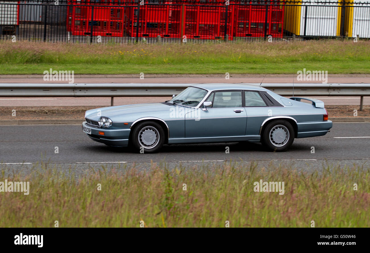 Una Jaguar XJS super touring car che viaggia lungo il Kingsway West a doppia carreggiata a Dundee, Regno Unito Foto Stock