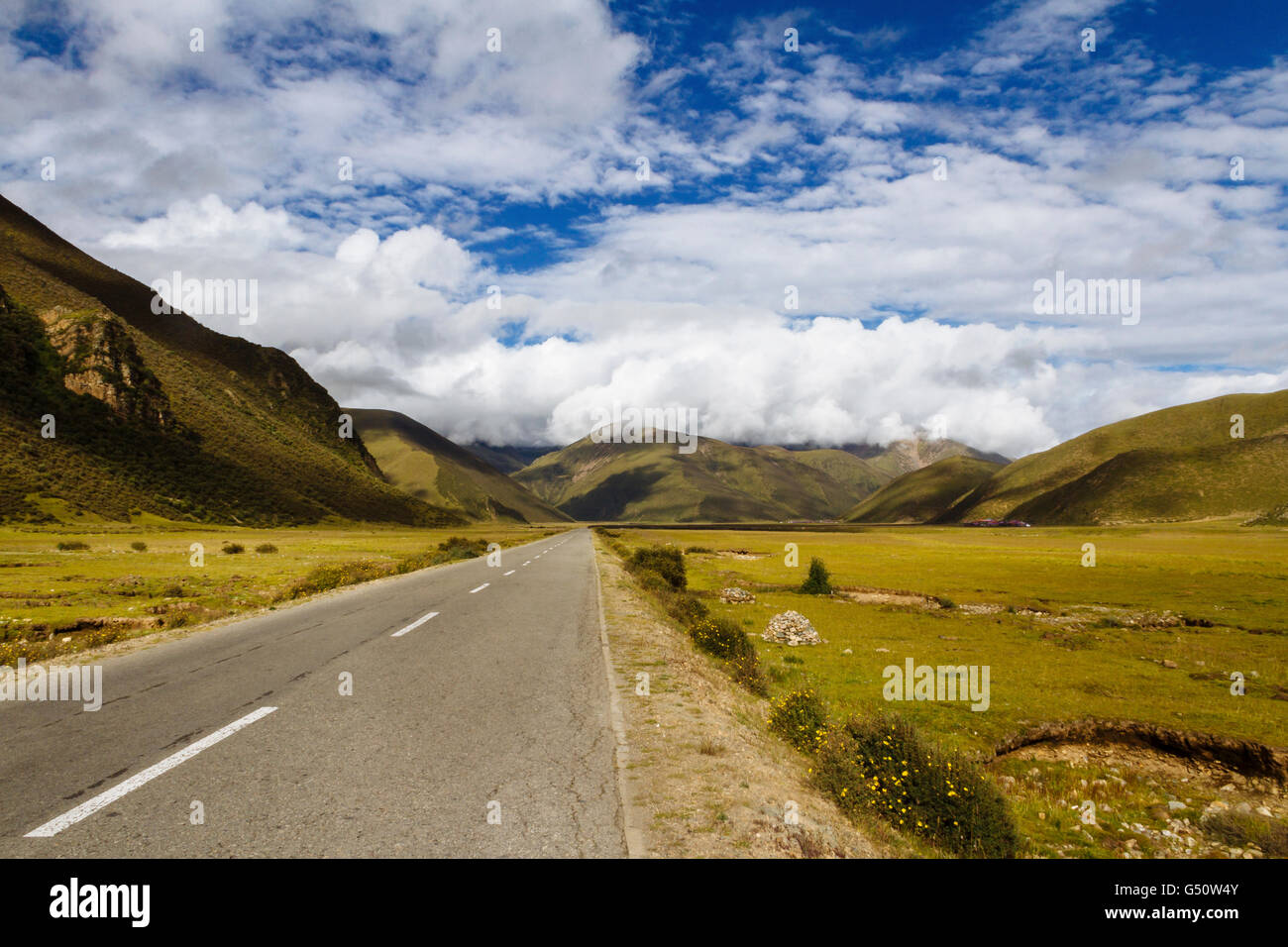 In Tibet, in Cina - Il punto di vista del 318 strada nazionale nel selvaggio con un bellissimo paesaggio. Foto Stock