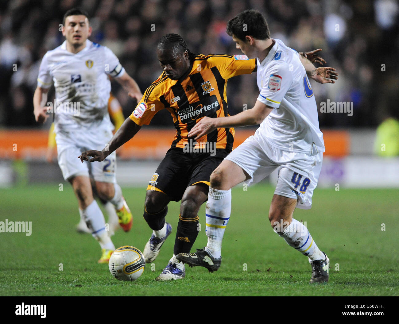 Aaron McLean di Hull City (a sinistra) e Darren o'Dea di Leeds United combattono per la palla durante la partita del campionato Npower al KC Stadium di Hull. Foto Stock