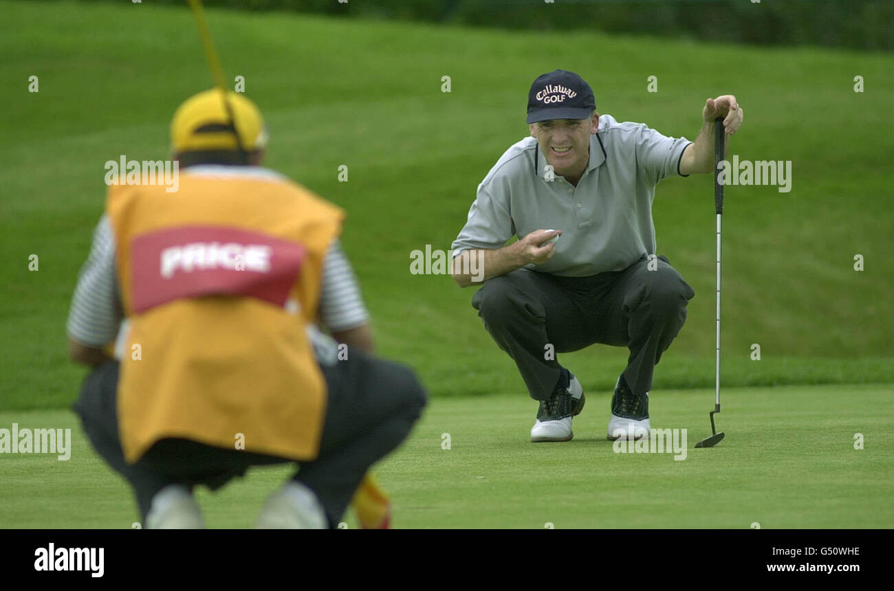 Phillip Price of Wales medita un colpo durante il B & H International aperto al Belfry. Price ha concluso il secondo giorno uno ha tirato fuori la testa detenuta da Padraig Harrington. Foto Stock