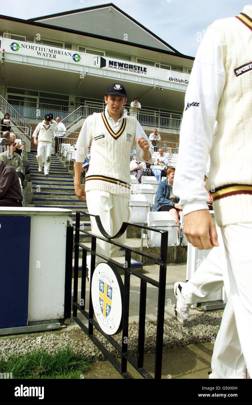 Il fast bowler di Durham Steve Harmison, 21 anni, si dirige verso il Riverside, Chester-le-Street, prima della partita del campionato della contea contro il Lancashire. Harmison è stato consegnato il suo primo richiamo inglese senior per il test di apertura contro lo Zimbabwe a Lord's. * il 21-year-old ha ricevuto la notizia questa mattina quando il presidente dei selettori David Graveney ha annunciato una squadra di 13-man. Foto Stock
