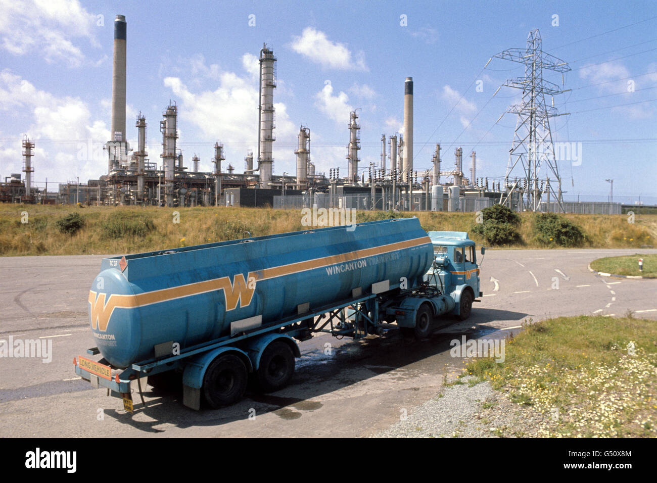 Edifici e monumenti - Industria Petrolifera - Milford Haven raffineria - Galles Foto Stock