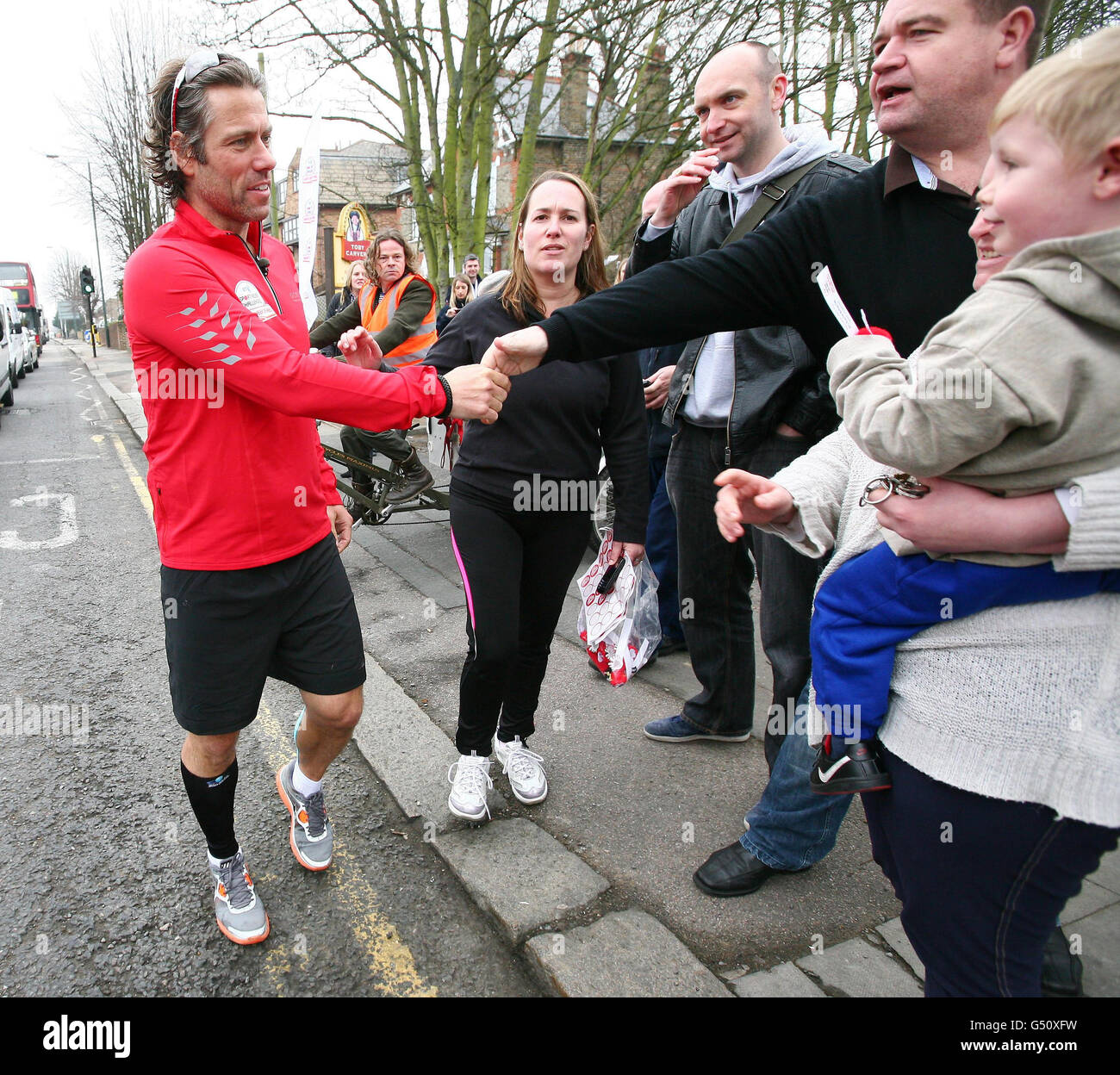 Il comico John Bishop incontra i tifosi a Bexleyheath, Kent, durante la terza di tre maratone in tre giorni, l'ultimo giorno del suo triathlon di 290 miglia da Parigi a Londra, chiamato Bishop's Week of Hell in Aid of Sport Relief. Foto Stock