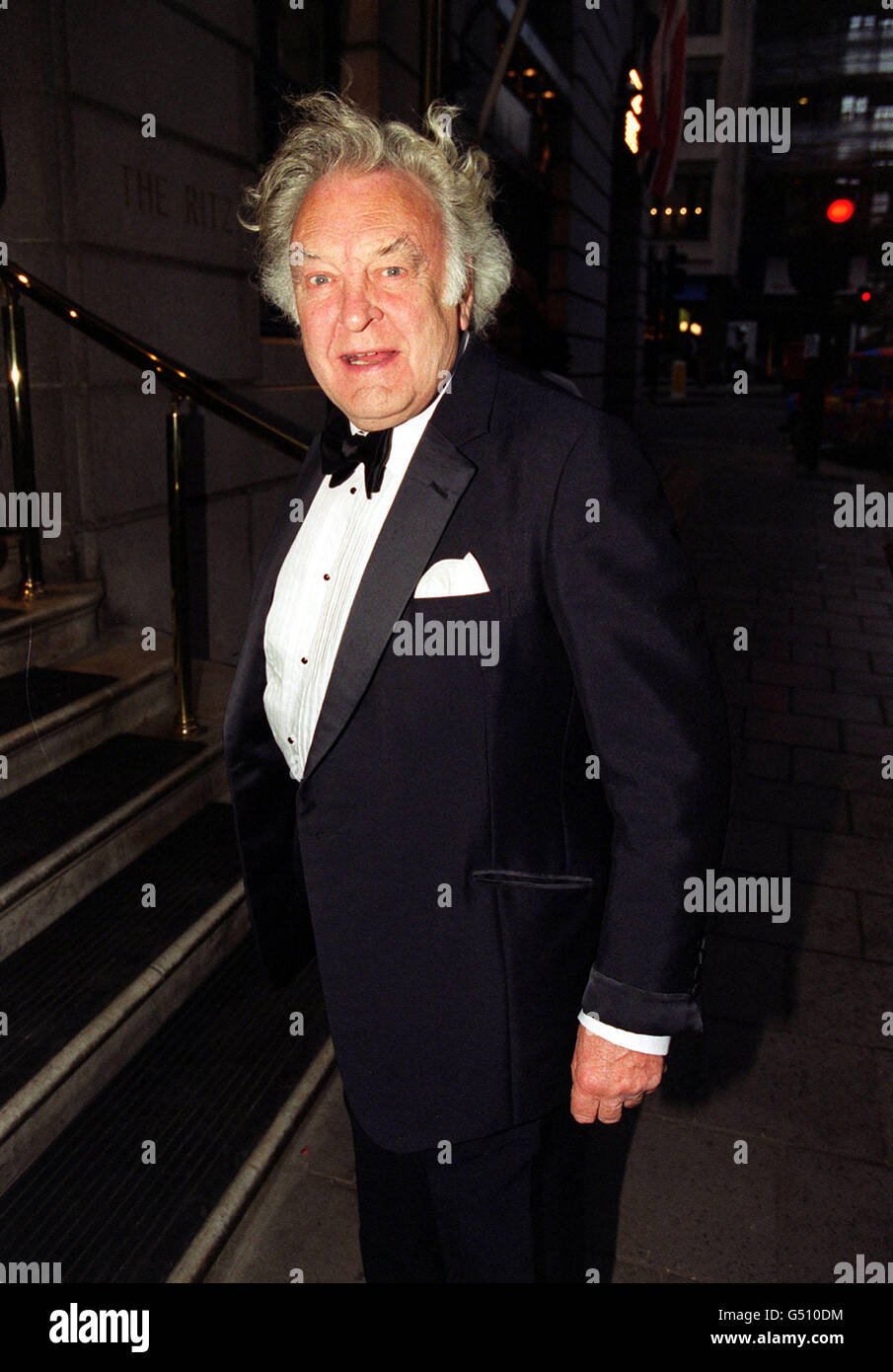 Attore Sir Donald Sinden, che arriva a una cena con una presidenza di raccolta fondi presso l'hotel Ritz a Londra per beneficiare della National Osteoporosis Society. Foto Stock