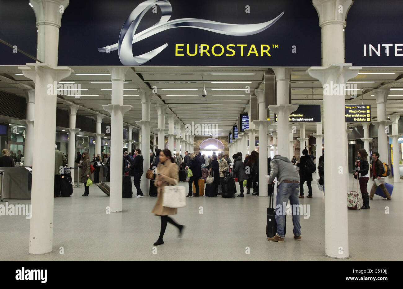 Azioni Eurostar. Una vista generale delle porte di partenza dell'Eurostar alla stazione internazionale di St Pancras, Londra. Foto Stock