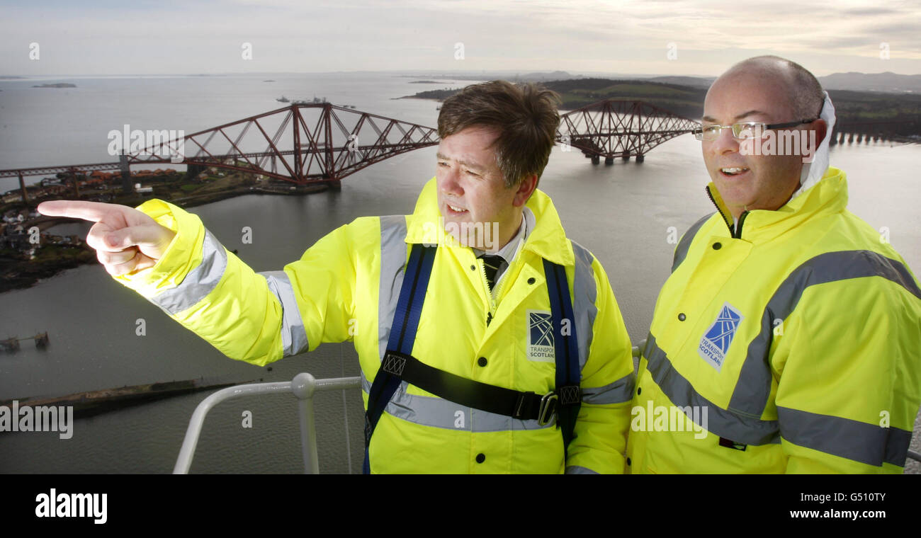 Il Ministro dei trasporti Keith Brown (a sinistra) e Roy Brannen, Direttore di Trunk Roads, Transport Scotland in cima a una torre sul Forth Road Bridge, annunciano i dettagli sul processo di denominazione di un nuovo ponte in via di costruzione. Foto Stock