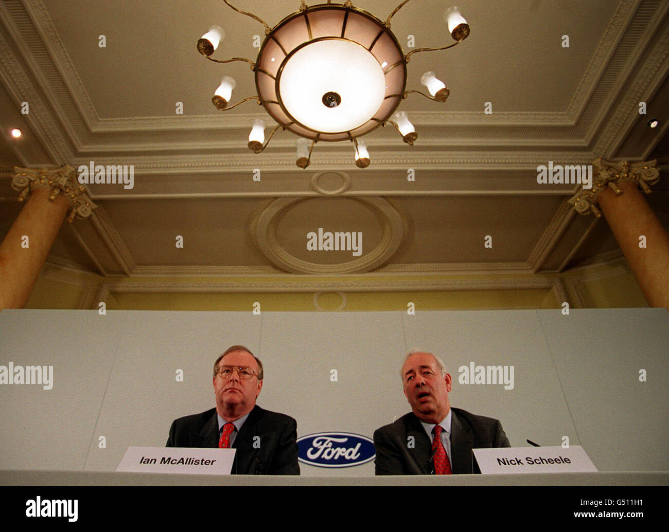 Presidente e Amministratore Delegato di Ford Britain Ian G McAllister (L) e Presidente di Ford Europe Nick Scheele, presso il Waldorf Hotel di Londra, dove hanno annunciato che il gigante dell'automobile sta per terminare la produzione di veicoli nel suo più grande stabilimento britannico, Dagenham, entro l'inizio del 2002. * con la perdita di 1,900 posti di lavoro. Foto Stock