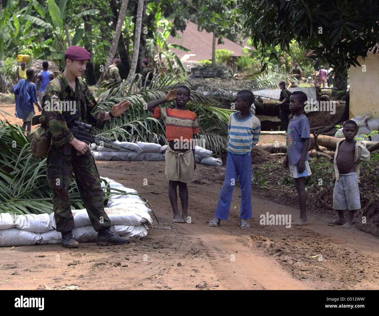 Private Sean Hourigan B Company 1 Para, da Londra onde ai bambini, mentre a Vehicle check point nel villaggio di Kirima, a nord dell'aeroporto di Lungi a Freetown, Sierra Leone. Foto Stock