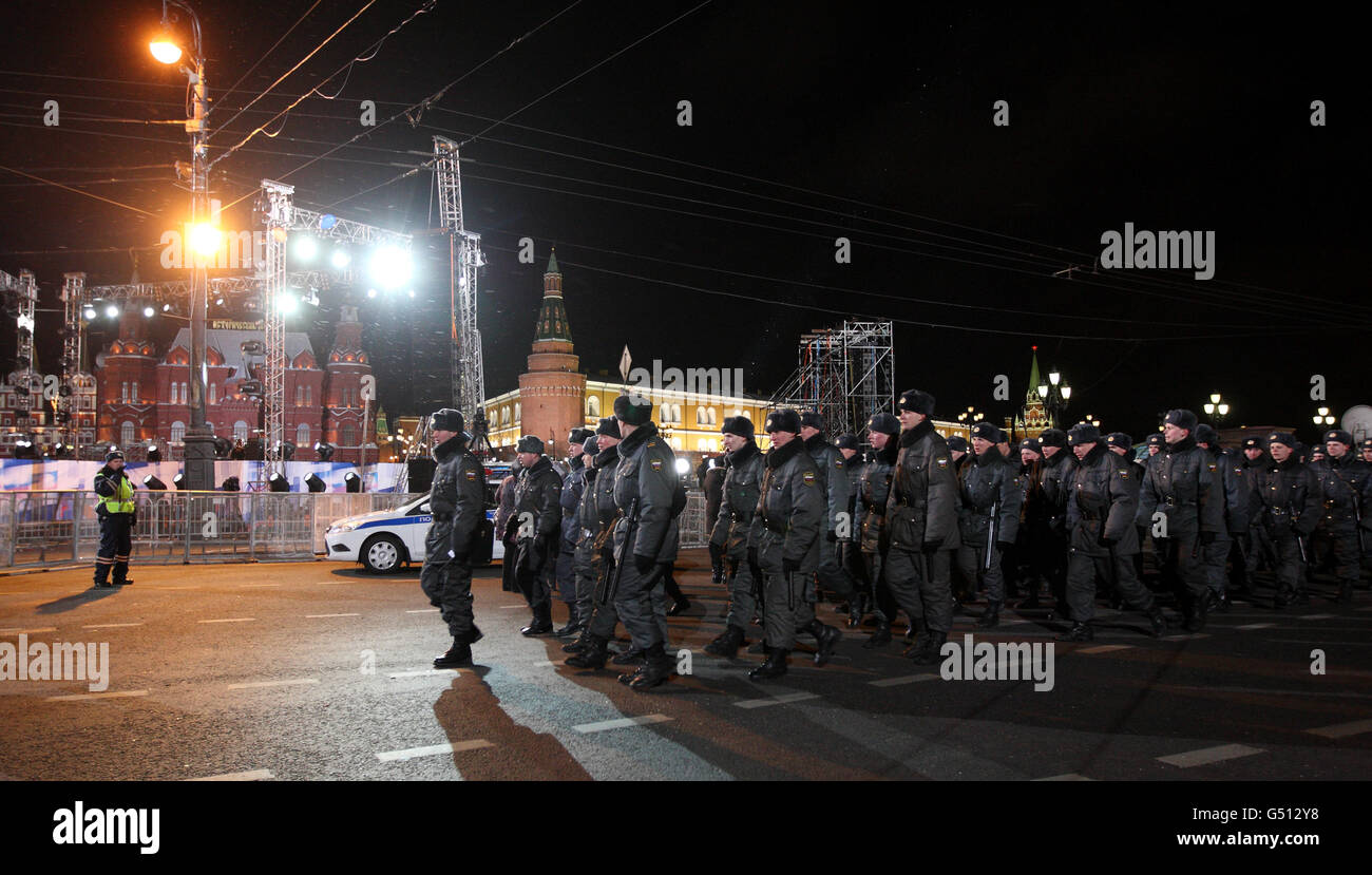 La polizia cammina per le strade di Mosca, Russia dopo le elezioni presidenziali. Foto Stock