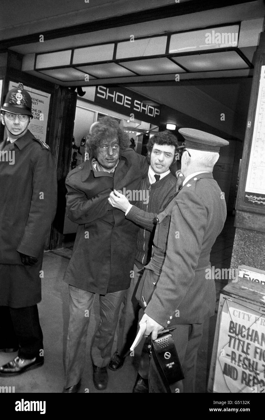 Volto annerito, una delle persone coinvolte il crollo del tubo alla stazione Moorgate, è aiutato dalla stazione ad un'ambulanza di attesa. Quarantatré persone sono state uccise e più di 50 ferite quando un treno di metropolitana non è riuscito a fermarsi a una piattaforma e ha finito per colpire un tunnel cieco e schiantarsi in un muro di mattoni. Foto Stock