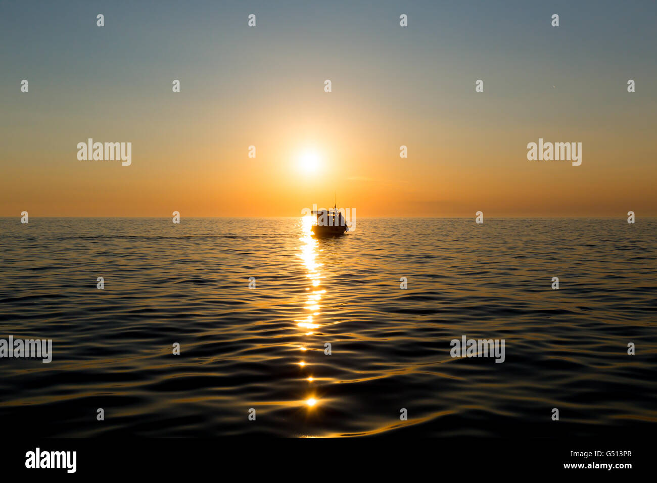 Ferry boat silhouette con persone di passeggeri al sole al tramonto nel mare mediterraneo Foto Stock