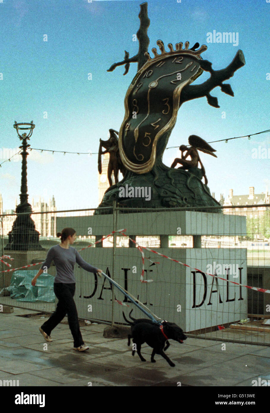 Una scultura di Salvador Dali recentemente eretta fuori dalla County Hall di Londra. La statua fa parte del 'Dali Universe', uno spazio espositivo permanente di 30,000 piedi quadrati dedicato ad uno dei più grandi artisti surrealisti del Novecento. * la mostra apre il 25/5/00. Foto Stock