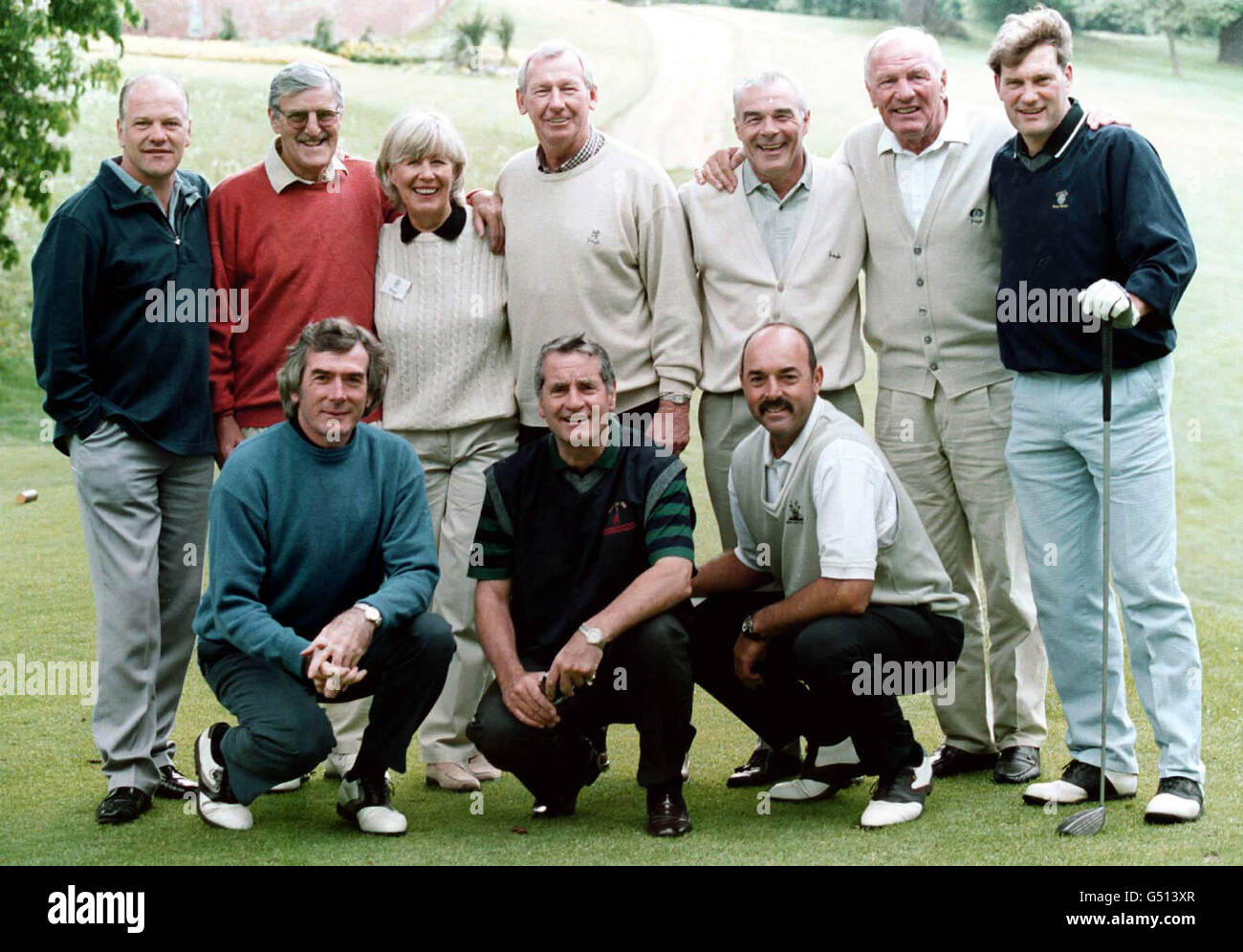 Megs e Bob Wilson (terza e quarta sinistra, fila posteriore) in un torneo di golf celebrity-am a Brocket Hall, Hertfordshire, in aiuto della Willow Foundation - una carità costituita da Bob e Meggs in memoria della loro figlia, Anna, che è morto di cancro. * ...sedici mesi fa ed esiste per dare giorni speciali ai giovani adulti gravemente ammalati dando così tempo di qualità sia al destinatario che ai caregivers. L-R indietro: Andy Grey, Jimmy Hill, Megs e Bob Wilson (4 da sinistra), Henry Cooper (seconda a destra), Glenn Hoddle (R); fronte: Pat Jennings, Frank McLintock e Bruce Grobbelaar. Foto Stock