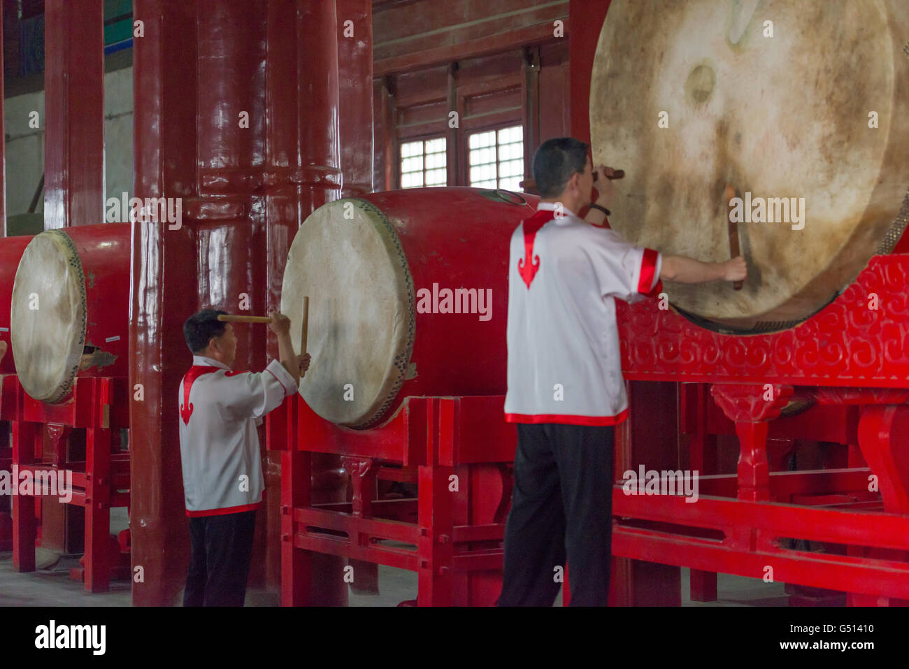 Cina, Pechino, batteristi presso i tamburi nella torre di percussioni Foto Stock