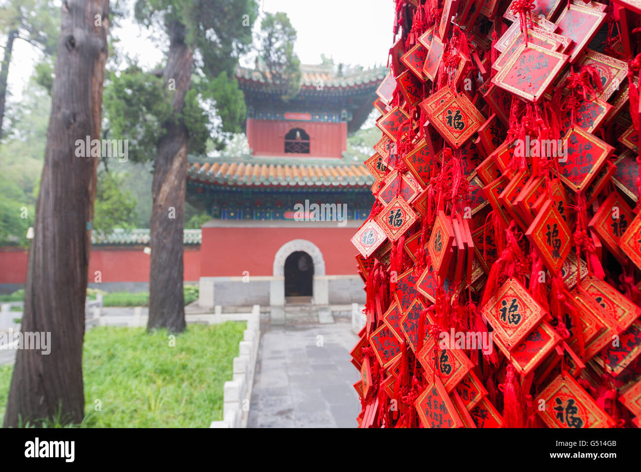 Cina, Pechino, Cinese, pendente presso il Tempio YongAn sull'Isola di giada nel Parco Beihai Foto Stock
