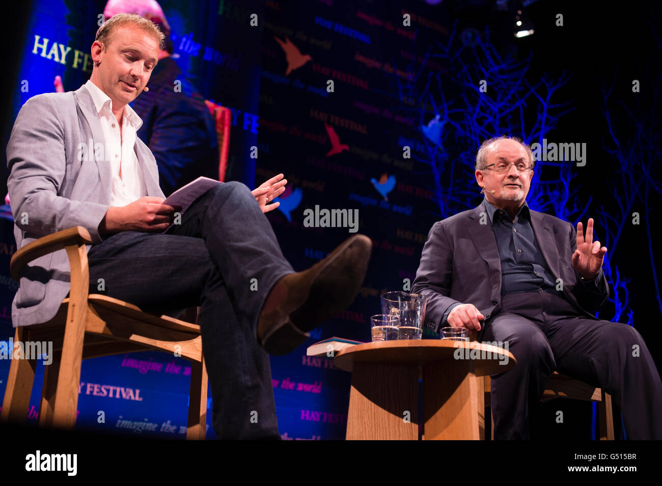 Salman Rushdie intervistato da Jerry Brotton presso la Hay Festival della letteratura e delle arti, 30 maggio 2016 Foto Stock