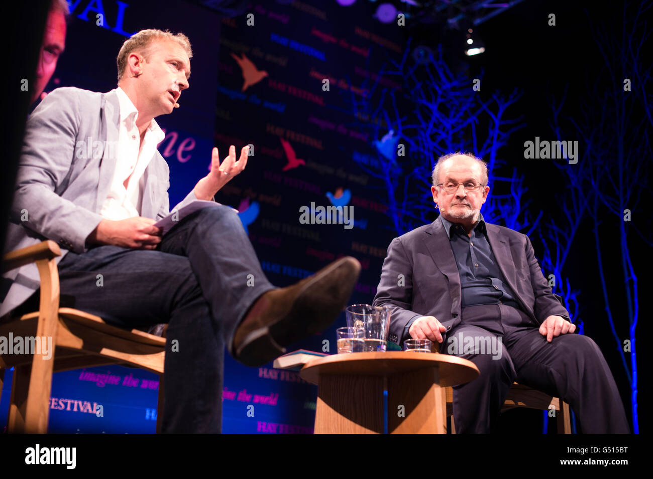 Salman Rushdie intervistato da Jerry Brotton presso la Hay Festival della letteratura e delle arti, 30 maggio 2016 Foto Stock