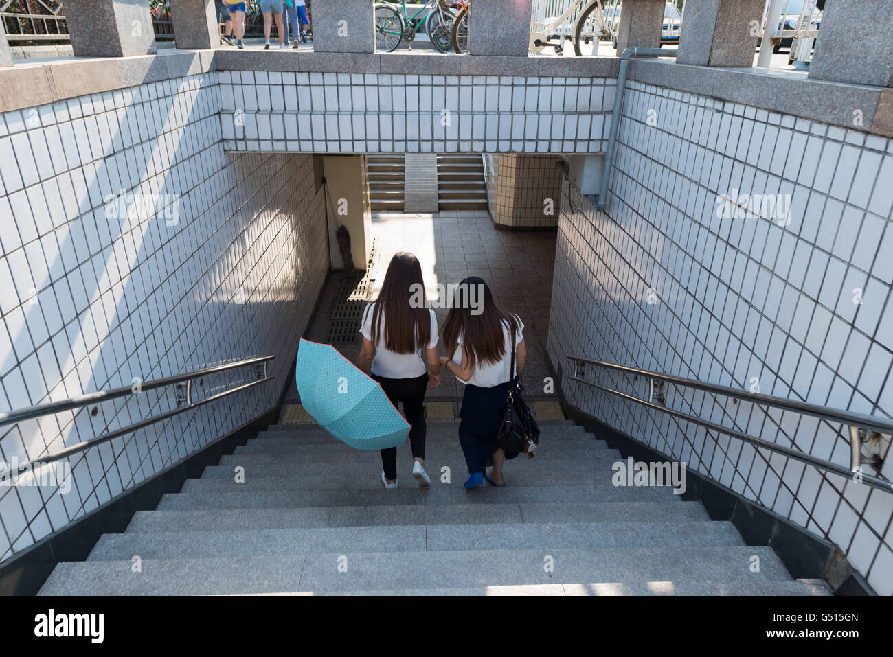 Cina, Pechino, le scale che portano al sottopassaggio pedonale presso la Porta nord della Città proibita Foto Stock