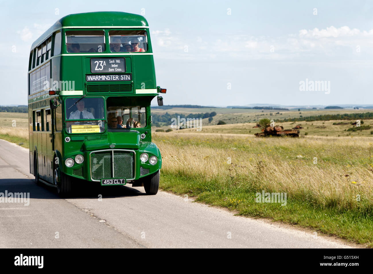 Imber bus di giorno in esecuzione 2015 presso le deserte Imber villaggio sulla Piana di Salisbury zona di addestramento militare,Wiltshire, Regno Unito. Foto Stock