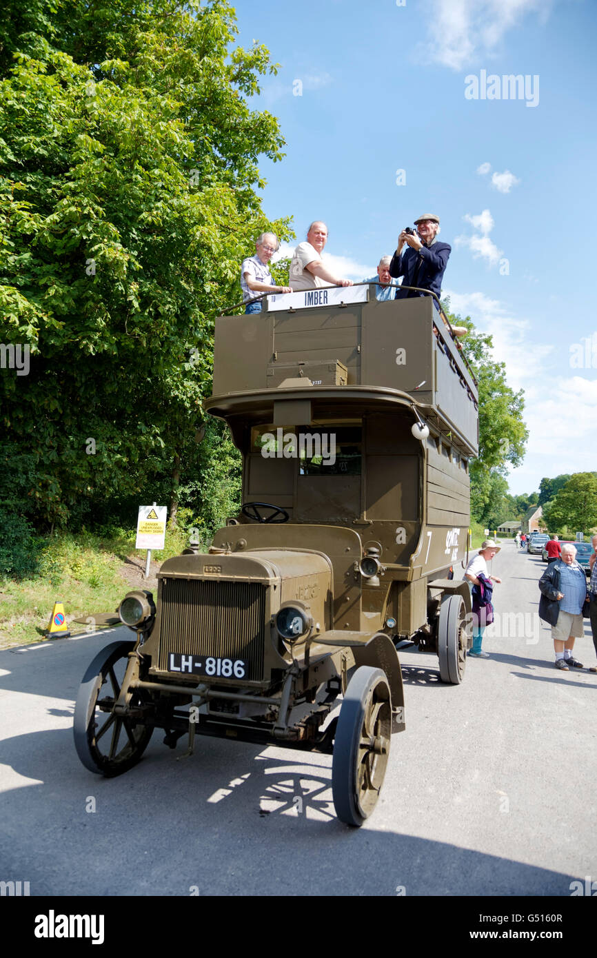 Imber bus di giorno in esecuzione 2015 presso le deserte Imber villaggio sulla Piana di Salisbury zona di addestramento militare,Wiltshire, Regno Unito. Foto Stock