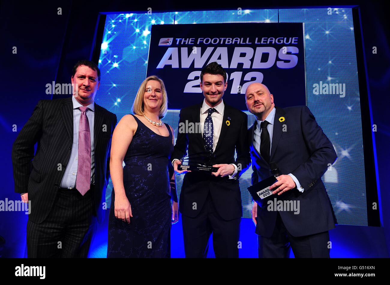 (Da sinistra a destra) London Tokio Marine Europe Insurance Underwriting Manager Mark Sterry, Director of Community Projects Clare Martin, Portsmouth Marketing Executive Tom Gorringe e Mark Clemmit sul palco dei Football League Awards 2012 Foto Stock