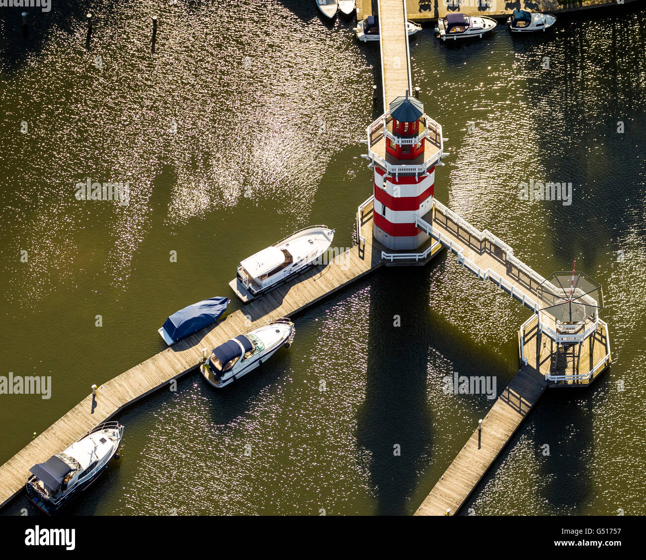 Vista aerea, Marina Holiday House Borgo porta di Rheinsberg, faro, cottage con darsena al grande lago Rheinberger, Foto Stock