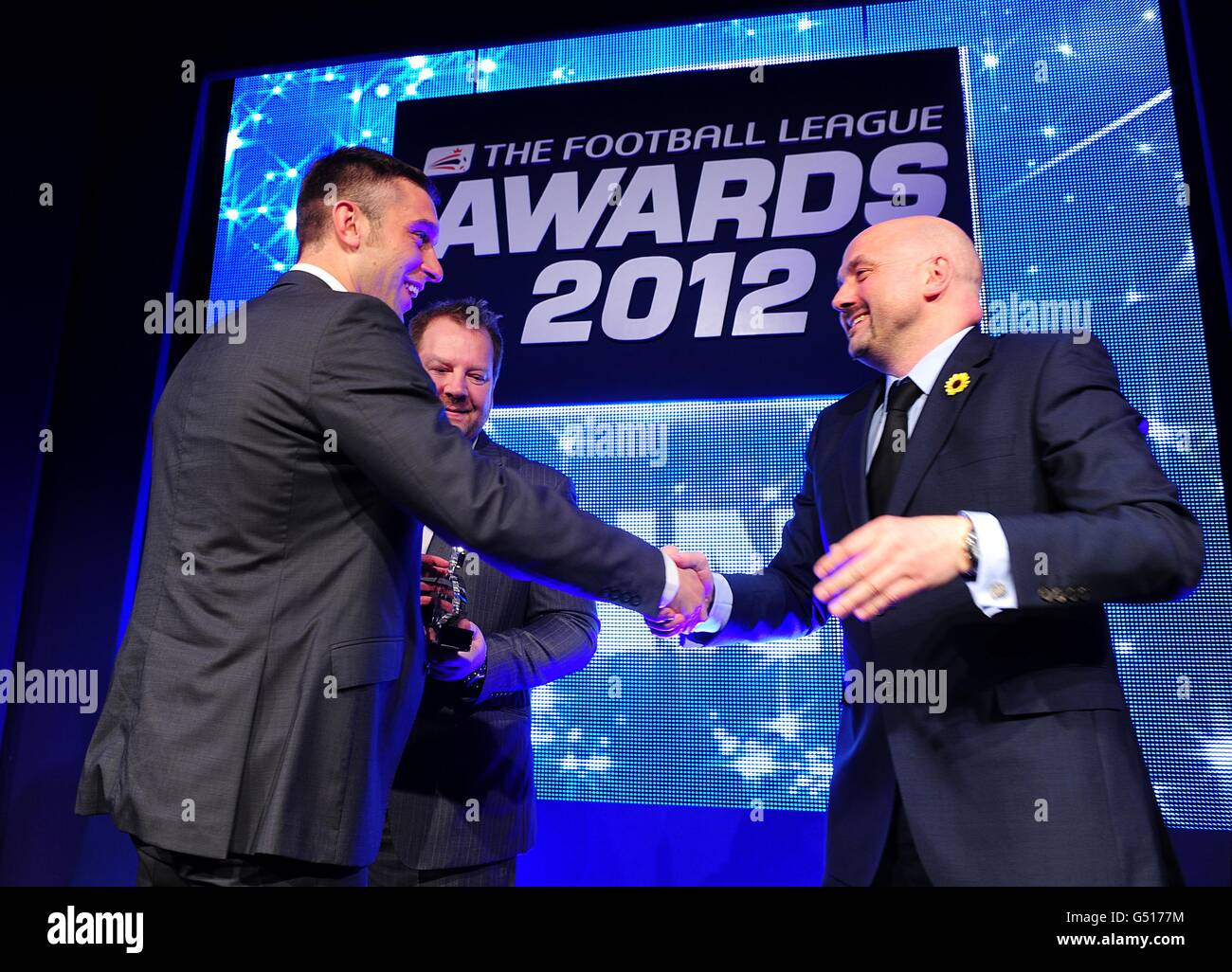 Rickie Lambert di Southampton (a sinistra) scrolla le mani con Mark Clemmit (a destra) mentre prende sul palco per raccogliere il Npower Football League Championship Player of the Year Award, in occasione dei Football League Awards 2012 alla Brewery di Londra. Foto Stock