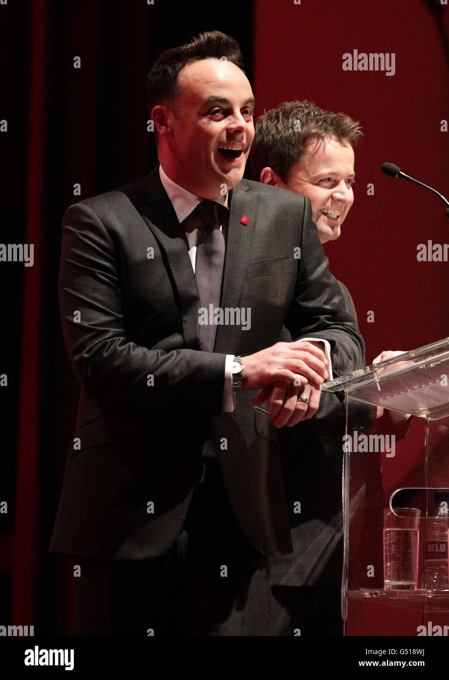 ANT e Dic sul palco durante il Prince's Trust e l'Oreal Paris festeggiano il Success Awards, presso l'Odeon Leicester Square nel centro di Londra. Foto Stock