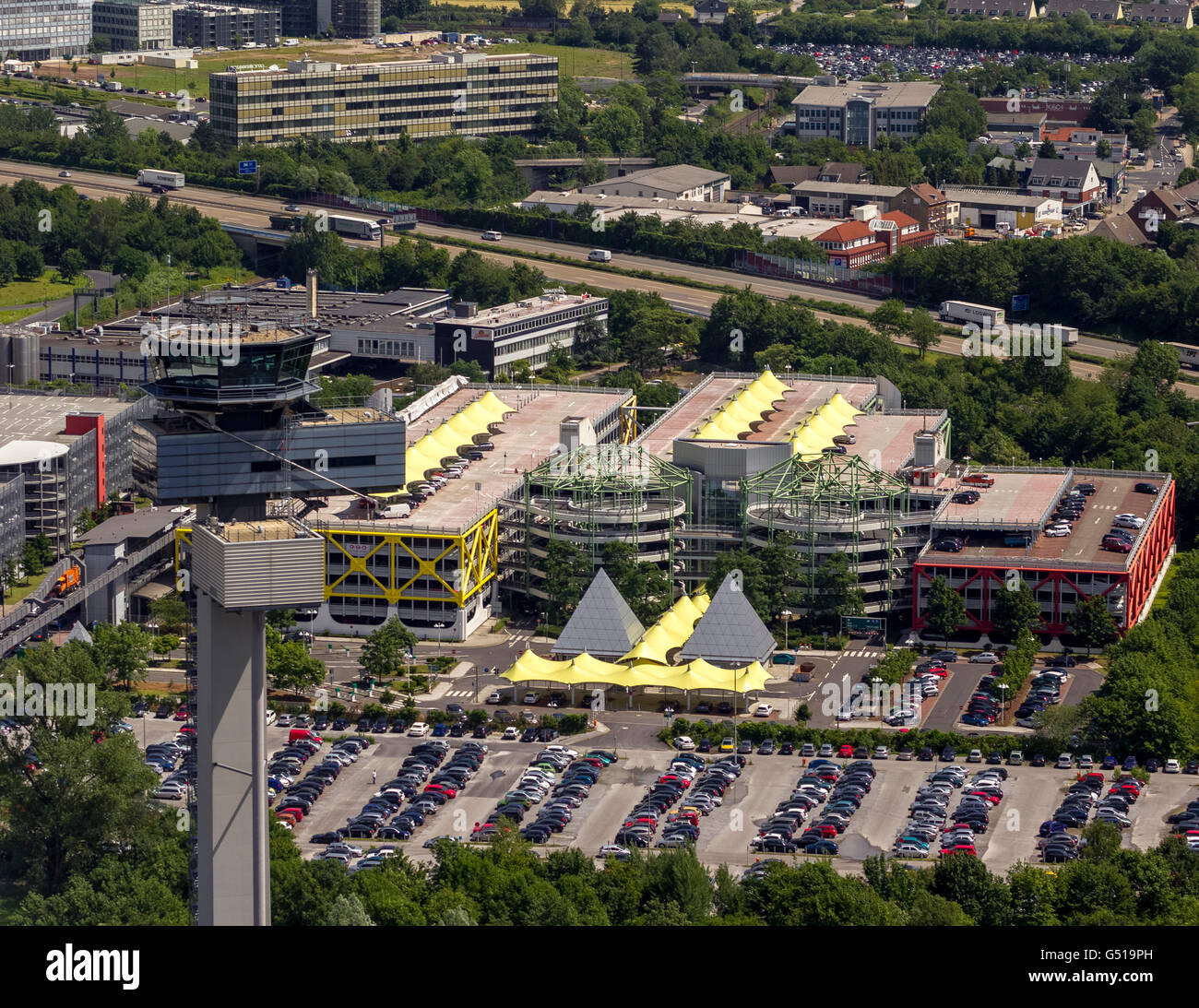 Vista aerea, controllo del traffico aereo, i controllori del traffico aereo, Kontroler, torre, Torre dell'aeroporto internazionale di Dusseldorf, Foto Stock