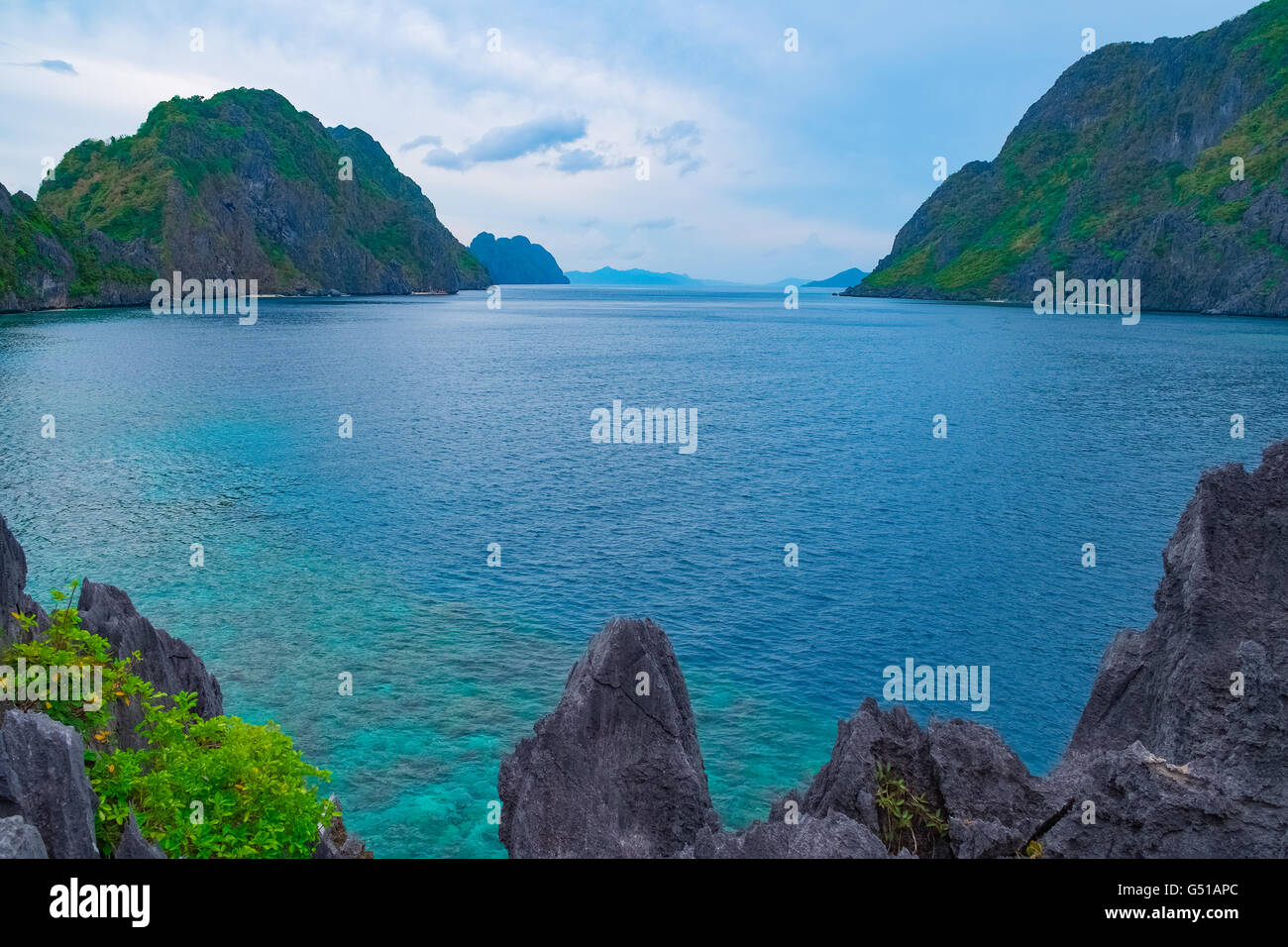 Vista panoramica della baia di mare e montagna isole, El Nido, PALAWAN FILIPPINE Foto Stock