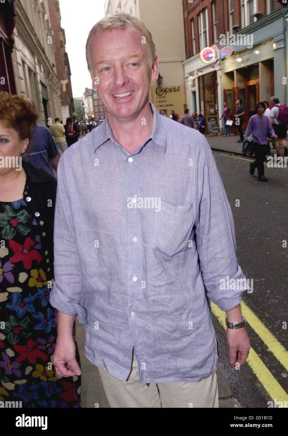 Il comico Les Dennis lascia l'Adelphi Theatre di Londra, dove si esibisce nel musical 'Chicago'. In una dichiarazione congiunta Dennis e sua moglie Amanda Holden hanno annunciato che stanno avendo un processo di separazione. Foto Stock