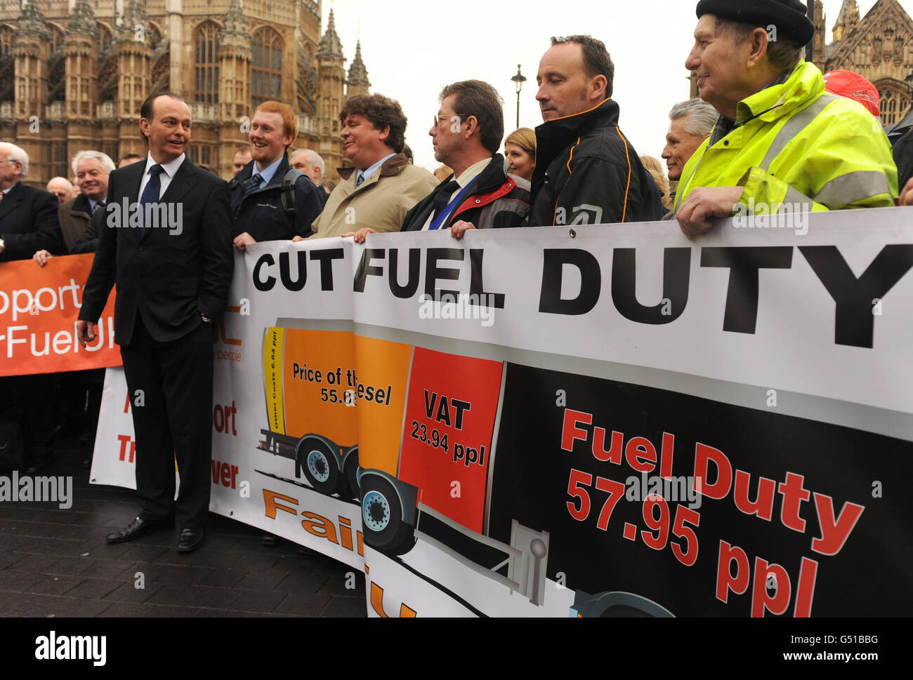 Il giornalista di automobilismo Quentin Wilson (a sinistra) si unisce ai membri della lobby del Fairfuel UK The Houses of Parliament, a Westminster, nel centro di Londra, come parte di una giornata di azione che richiede una riduzione delle tasse sul carburante. Foto Stock