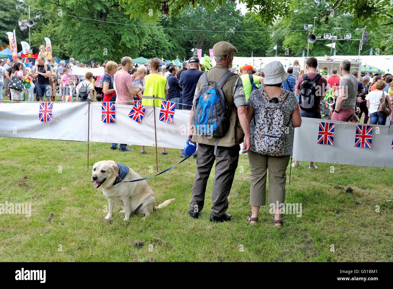 Due coppia di anziani e il loro cane guardando un villaggio fiera in Shepperton Regno Unito Foto Stock