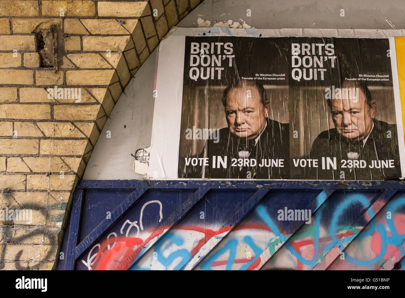 Poster in favore di un voto per rimanere nell'Unione europea con Winston Churchill il volto e le parole 'britannici non uscire". Foto Stock