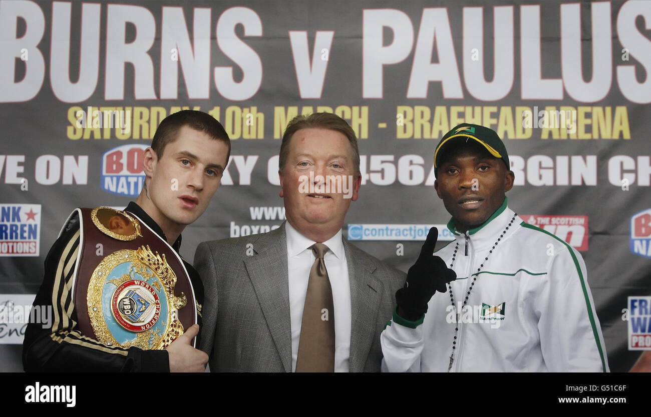 Ricky Burns (a sinistra) con il promotore Frank Warren e Paulus Moses (a destra) durante il Head-to-Head presso la Braehead Arena, Glasgow. Foto Stock